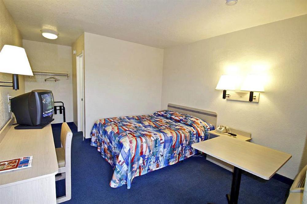 Motel 6-Fresno, Ca - Blackstone North Room photo